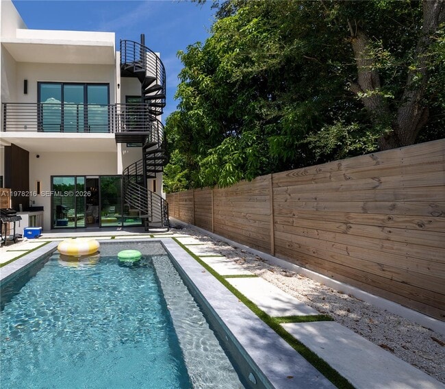 8850 NE 8th Ct in Miami, FL - Foto de edificio - Building Photo