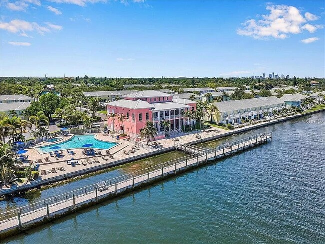 5132 Beach Dr SE in St. Petersburg, FL - Foto de edificio - Building Photo