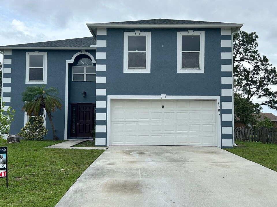 1401 SW Heather St in Port St. Lucie, FL - Building Photo