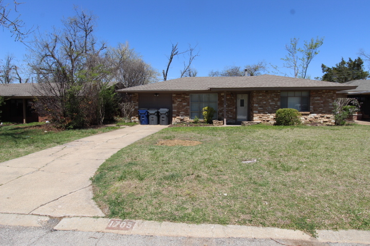 1705 Westchester Dr in The Village, OK - Building Photo