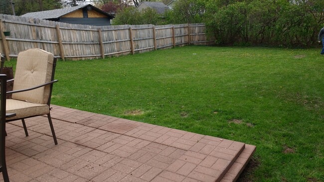 2738 Shale Ledge Rd in Eau Claire, WI - Foto de edificio - Building Photo