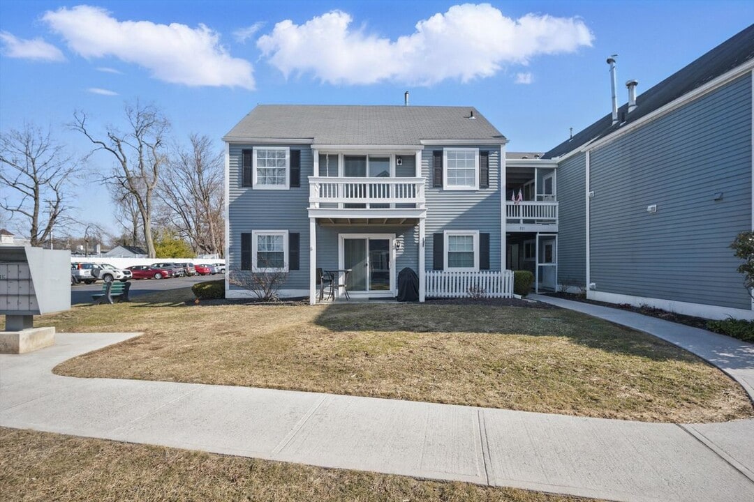 201 Commons Way in Fishkill, NY - Building Photo