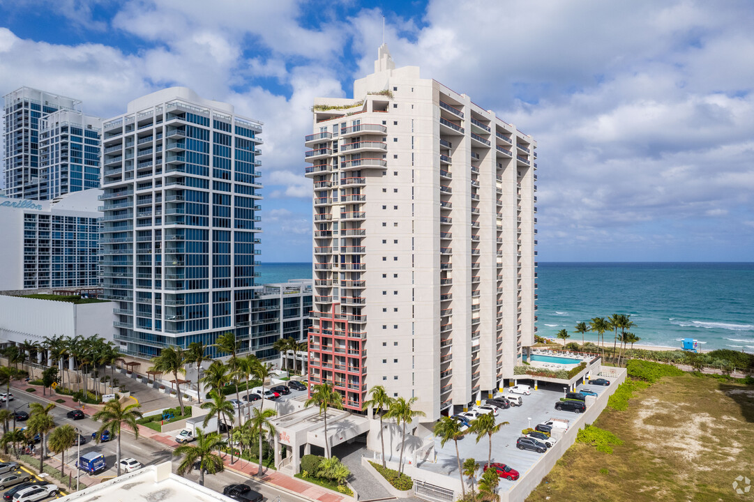 The Sterling in Miami Beach, FL - Building Photo