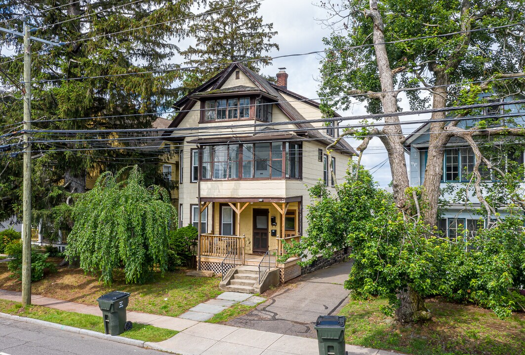 129-131 S Quaker Ln in West Hartford, CT - Building Photo