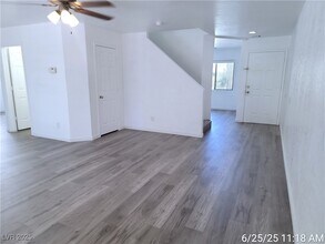 9125 Westchester Hill Ave in Las Vegas, NV - Building Photo - Building Photo