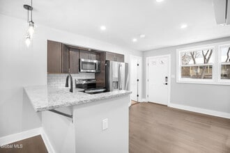 103 E High St in Ballston Spa, NY - Foto de edificio - Building Photo