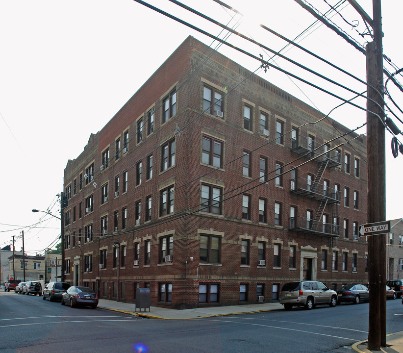 401 72nd St in North Bergen, NJ - Building Photo