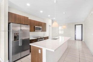 7865 NW 104th Ave, Unit 33 in Doral, FL - Building Photo
