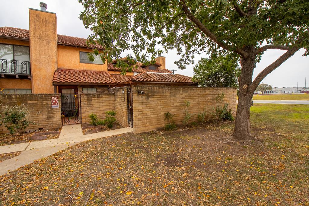 1127 Lois St in Kerrville, TX - Building Photo