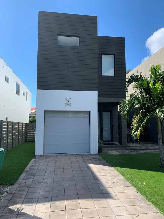 2942 SW 27th Ter in Miami, FL - Building Photo - Building Photo