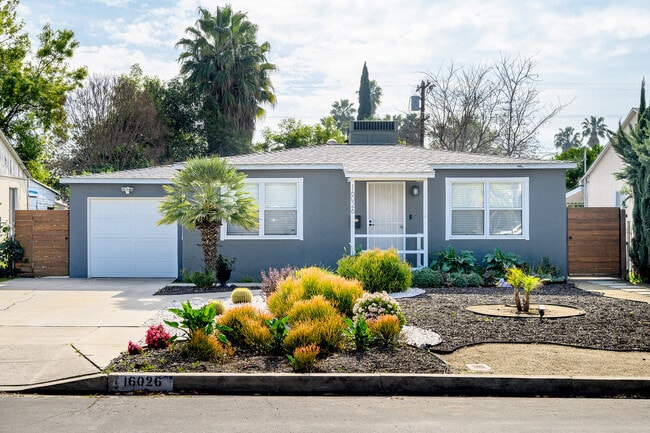 16026 Valerio St in Van Nuys, CA - Foto de edificio - Building Photo