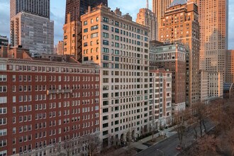 209 E Lake Shore Dr in Chicago, IL - Building Photo - Building Photo