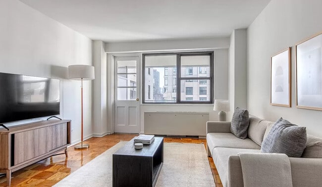 576 9th Ave in New York, NY - Building Photo - Building Photo