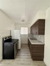 5700 SW 4th St in Miami, FL - Foto de edificio - Building Photo