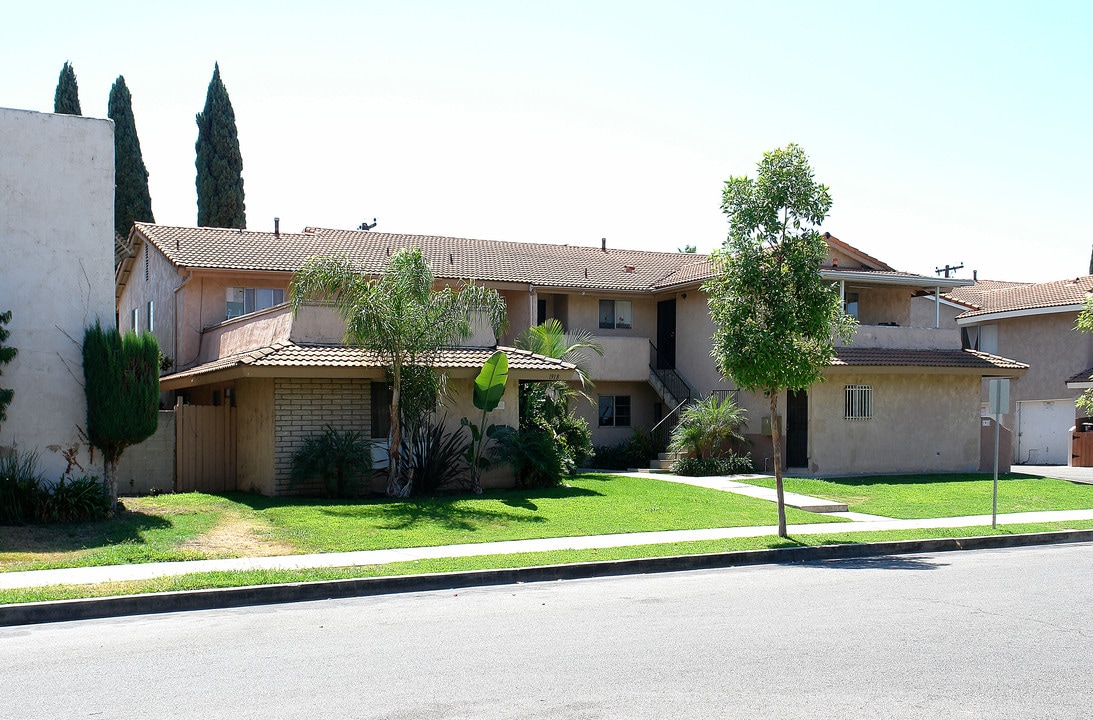 1918 E Del Mar Ave in Orange, CA - Foto de edificio