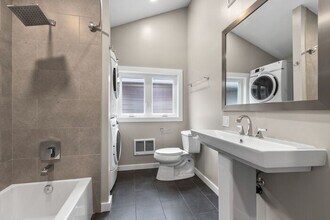 12049 Roosevelt Way NE in Seattle, WA - Building Photo - Building Photo