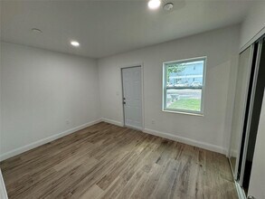 2200 NE 173rd St in North Miami Beach, FL - Foto de edificio - Building Photo