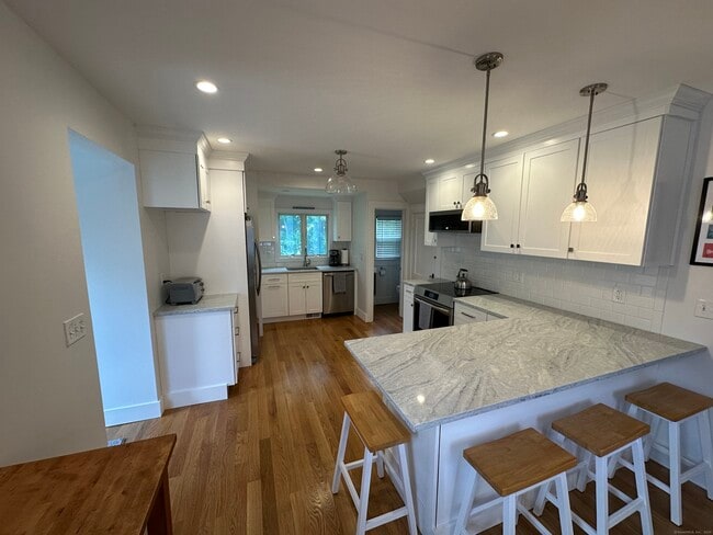 42 Chapman Beach Rd in Westbrook, CT - Building Photo - Building Photo