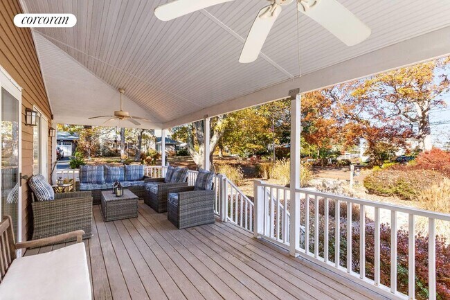 455 W Shore Dr in Southold, NY - Building Photo - Building Photo