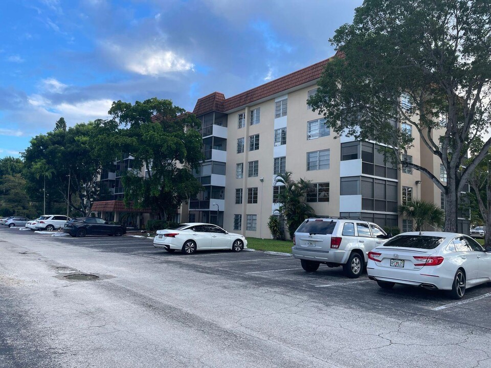 4172 Inverrary Dr, Unit 312 in Lauderhill, FL - Building Photo