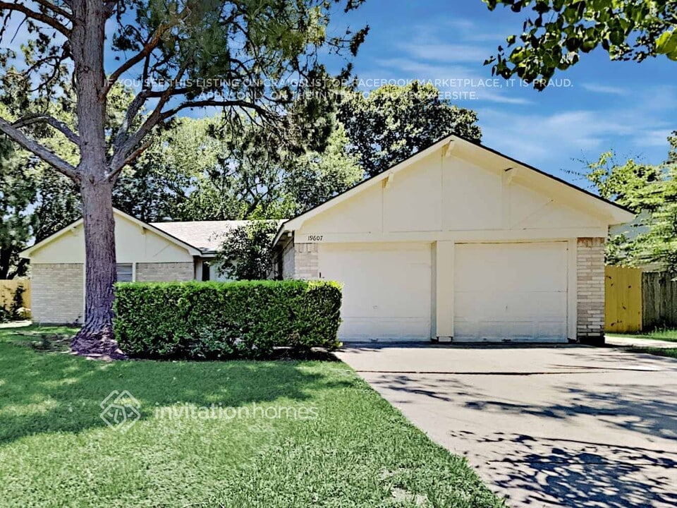 19607 Horseshoe Lake Ln in Houston, TX - Foto de edificio