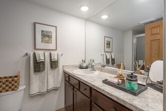 Cedar Village Apartments in East Lansing, MI - Foto de edificio - Building Photo