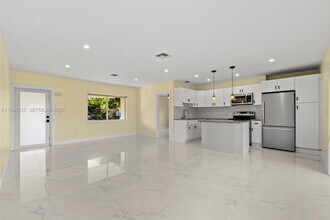 6851 SW 48th Terrace in Miami, FL - Building Photo - Building Photo