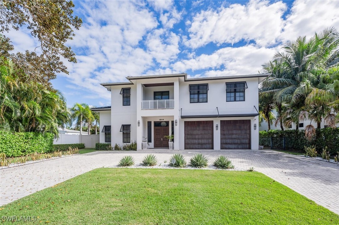 1844 Alamanda Dr in Naples, FL - Building Photo