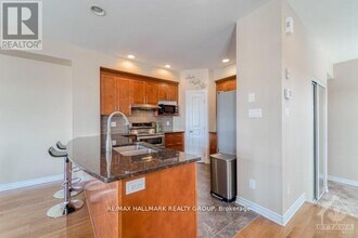 401 Foxhall Way in Ottawa, ON - Building Photo - Building Photo