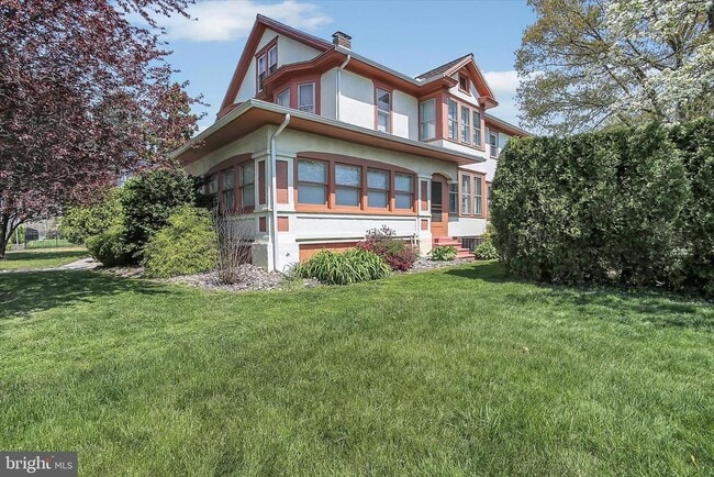 property at 319 N 2nd St