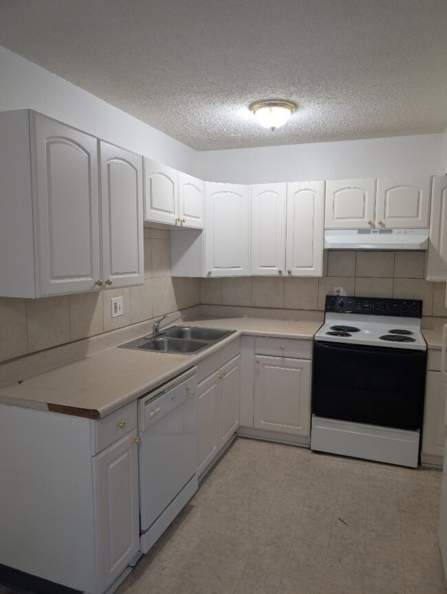 property at 2445 Verde Dr