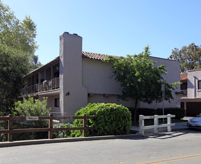 551 W Pueblo St in Santa Barbara, CA - Building Photo - Building Photo