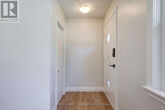 1805 Whitehall Dr in London, ON - Building Photo - Building Photo