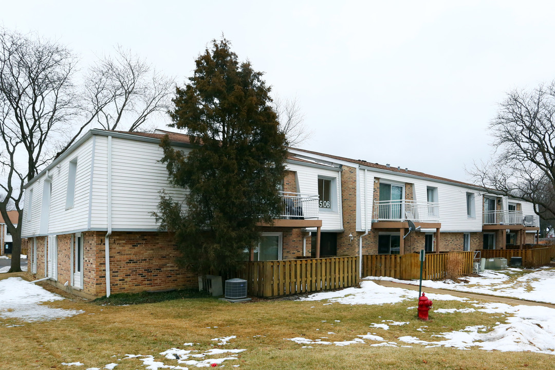 King's Walk Condominiums in Rolling Meadows, IL - Building Photo