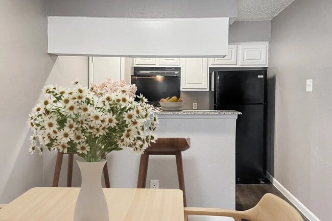 Suncrest Apartments in El Paso, TX - Foto de edificio - Building Photo