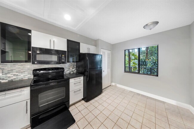 2202 S Cypress Bend Dr in Pompano Beach, FL - Building Photo - Building Photo