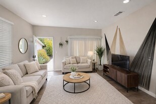 5225 E Falls View Dr in San Diego, CA - Building Photo