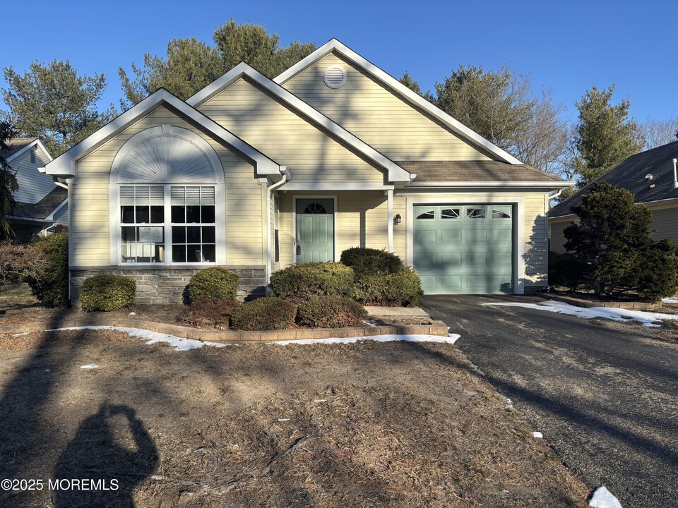 9 Strawberry Ln in Lakewood, NJ - Building Photo