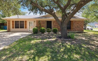 226 Hillcrest Dr in Sanger, TX - Building Photo