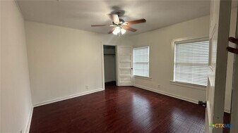 724 N Beal St in Belton, TX - Building Photo