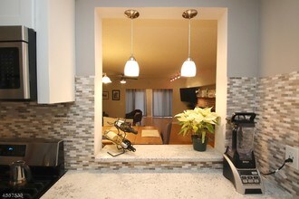 303 Brokaw Ct in Bridgewater, NJ - Building Photo - Building Photo