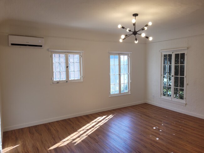 2040 Argyle Ave in Los Angeles, CA - Building Photo - Building Photo
