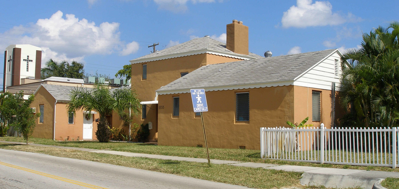1555 Harrison St in Hollywood, FL - Foto de edificio