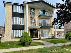 11255 S Roberts Rd in Palos Hills, IL - Building Photo