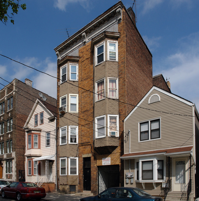 Apartments at 56 Jefferson St in Newark, NJ - Foto de edificio - Building Photo