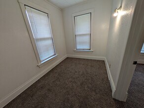 2015 Johnson Ave NW, Unit 2015 Lower in Cedar Rapids, IA - Building Photo - Building Photo