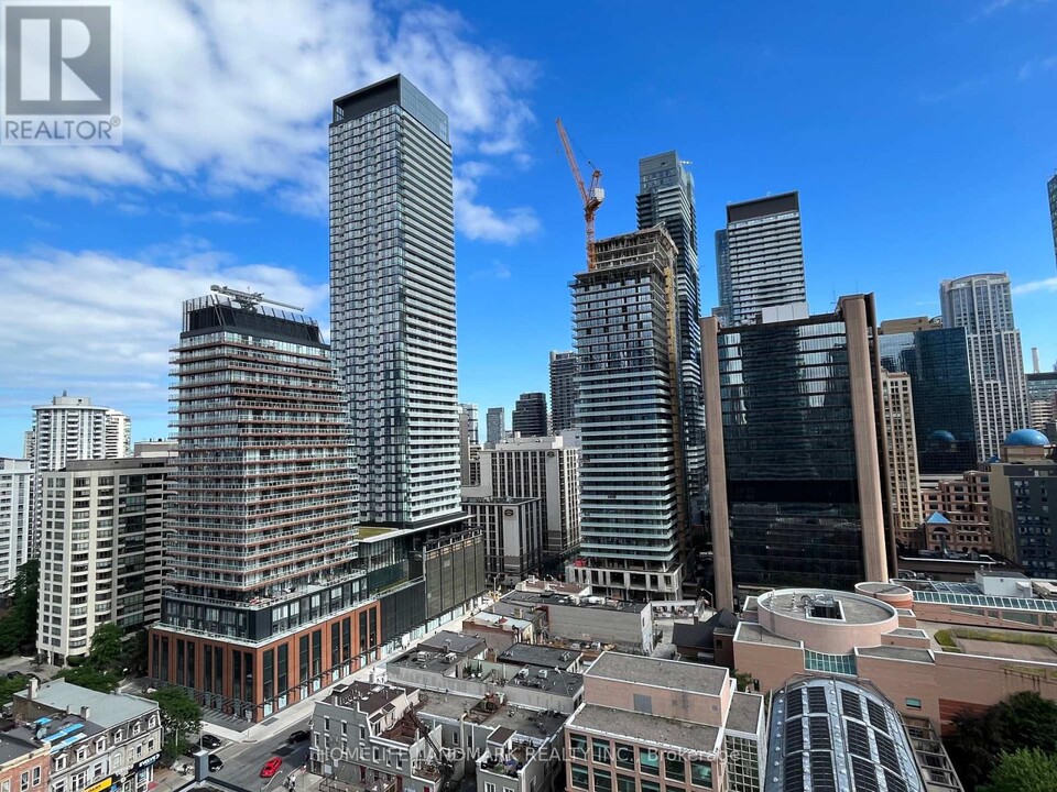 11-1411 Wellesley St W in Toronto, ON - Building Photo