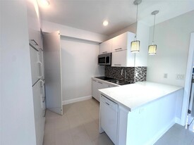 207 SE 10th Ter, Unit 4 in Fort Lauderdale, FL - Building Photo