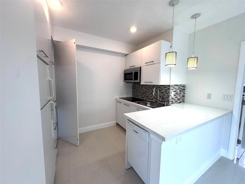 207 SE 10th Ter, Unit 4 in Fort Lauderdale, FL - Building Photo