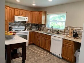 527 Eastview Rd in Largo, FL - Building Photo - Building Photo